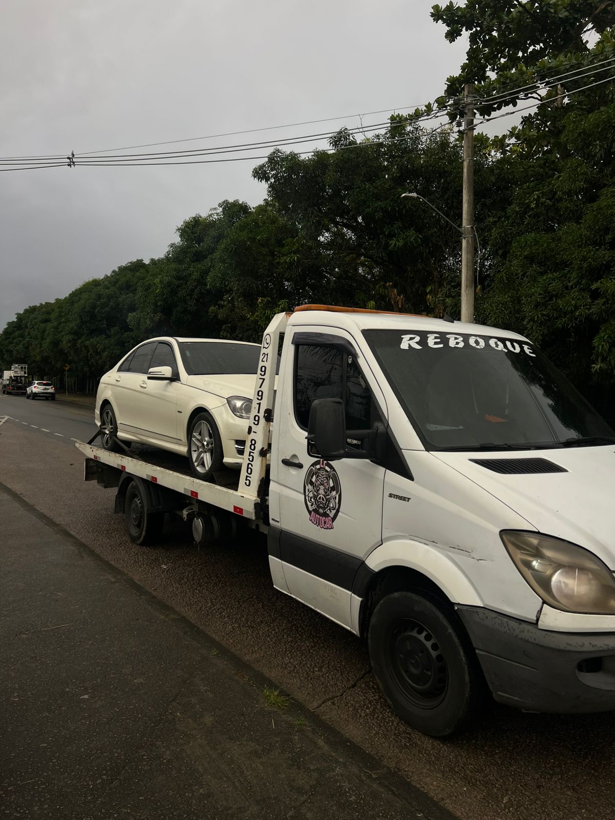 Carro branco rebocado