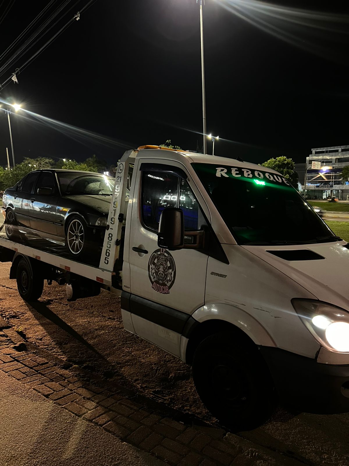 Carro preto rebocado